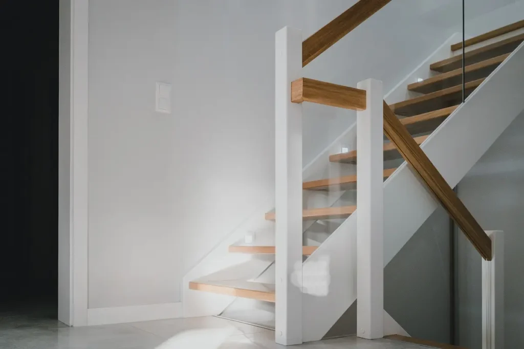 Schody dwubiegowe ażurowe z balustradą szklaną i oświetleniem LED, zdjęcie 1