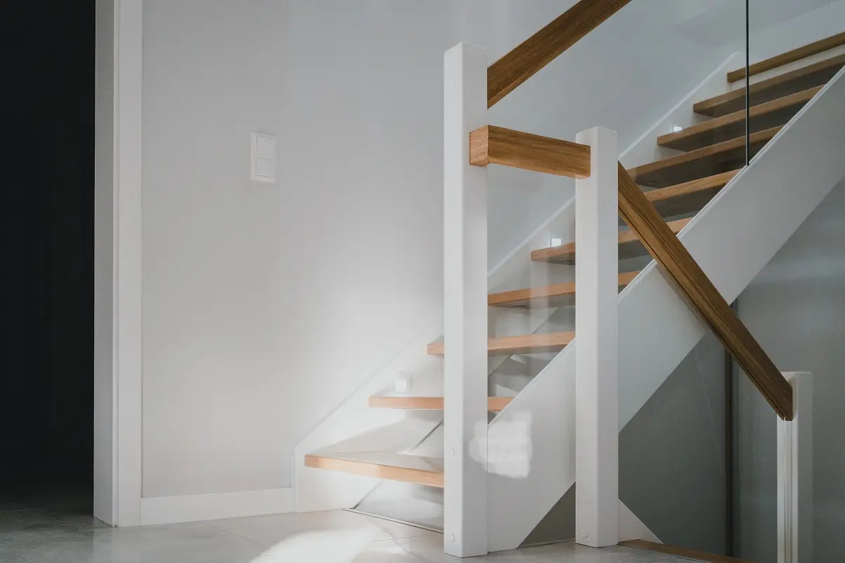 Schody dwubiegowe ażurowe z balustradą szklaną i oświetleniem LED, zdjęcie 1