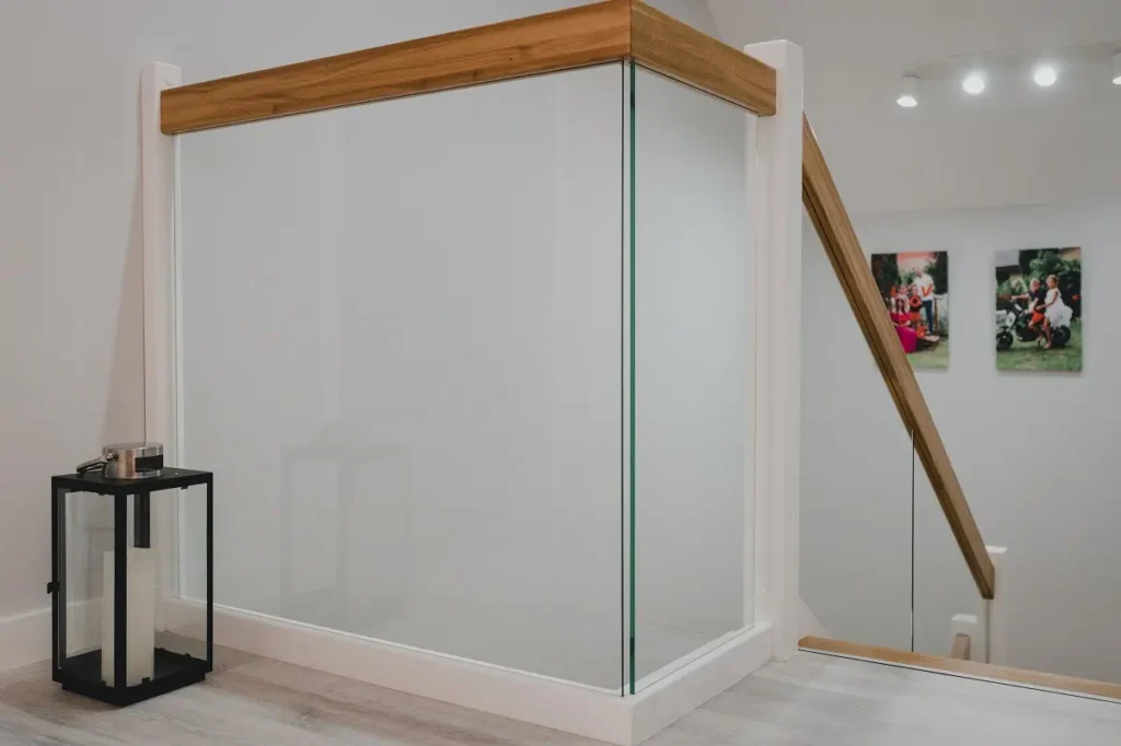Schody dwubiegowe ażurowe z balustradą szklaną i oświetleniem LED, zdjęcie 2