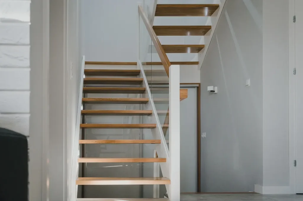 Schody dwubiegowe ażurowe z balustradą szklaną i oświetleniem LED, zdjęcie 3