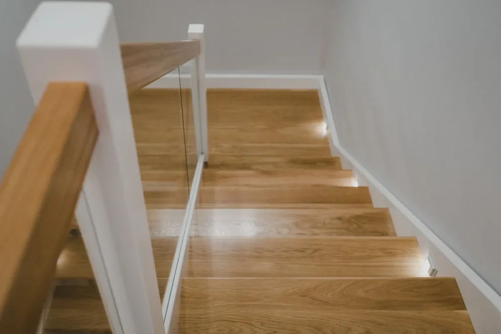 Schody dwubiegowe ażurowe z balustradą szklaną i oświetleniem LED, zdjęcie 4