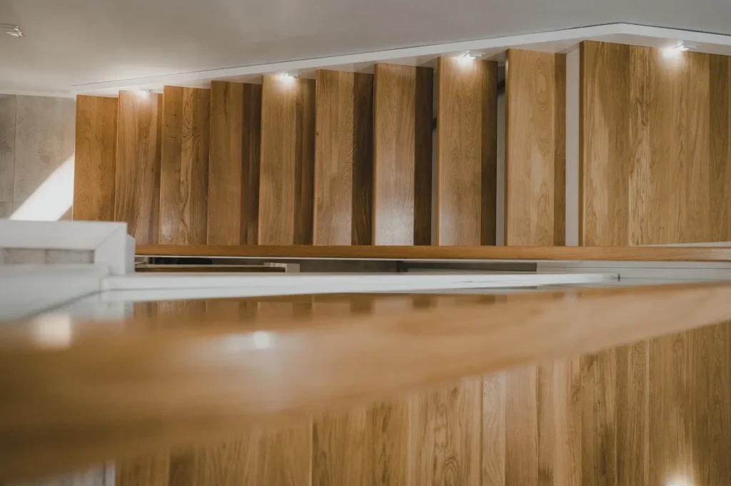 Schody dwubiegowe ażurowe z balustradą szklaną i oświetleniem LED, zdjęcie 5