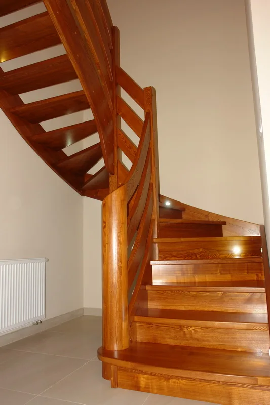 Schody gięte zabiegowe z drewnianą balustradą i LED, zdjęcie 1