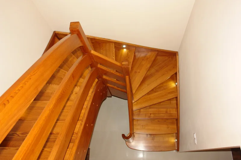 Schody gięte zabiegowe z drewnianą balustradą i LED, zdjęcie 2