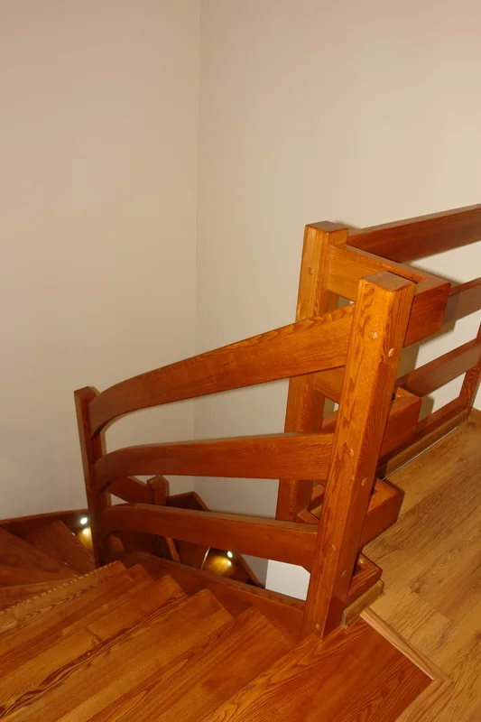 Schody gięte zabiegowe z drewnianą balustradą i LED, zdjęcie 3