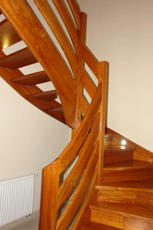 Schody gięte zabiegowe z drewnianą balustradą i LED, zdjęcie 4