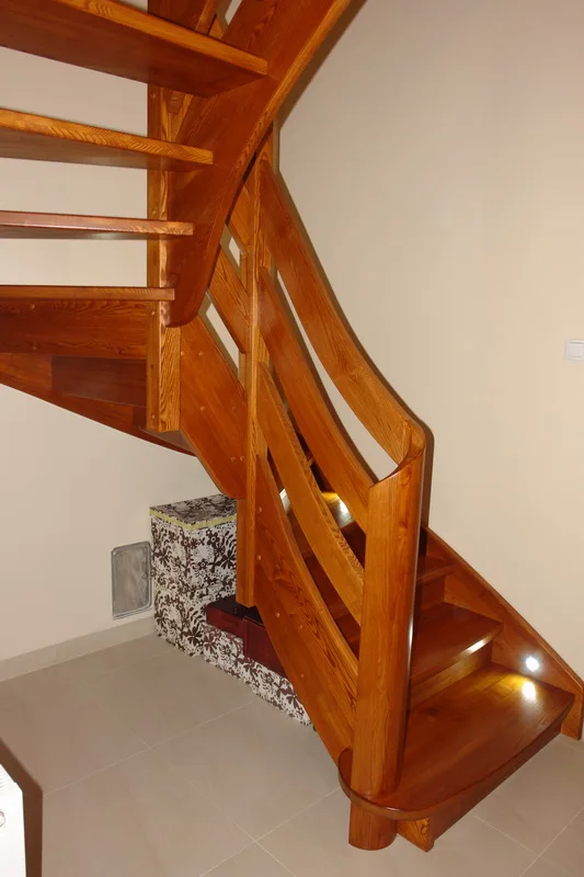 Schody gięte zabiegowe z drewnianą balustradą i LED, zdjęcie 5