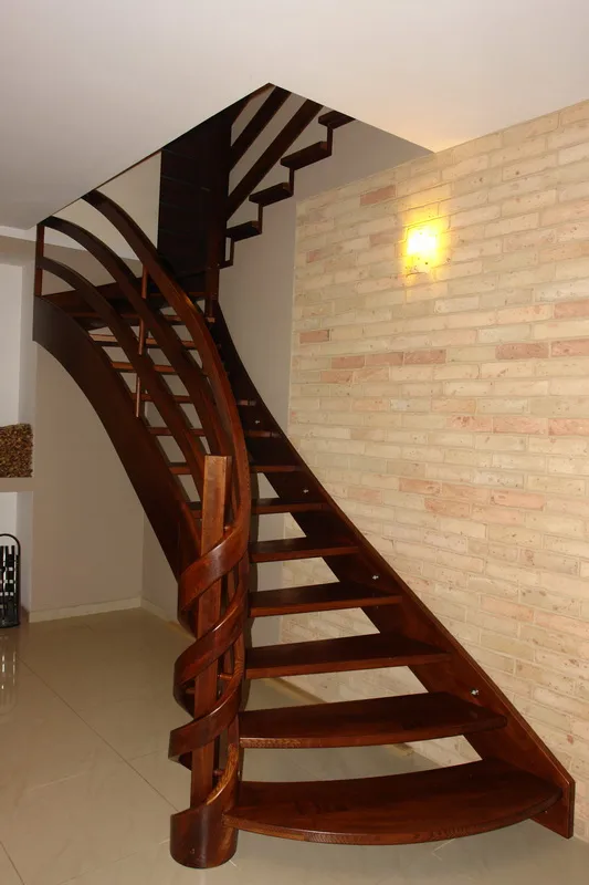 Schody gięte ażurowe z drewnianą balustradą i galerią, zdjęcie 1