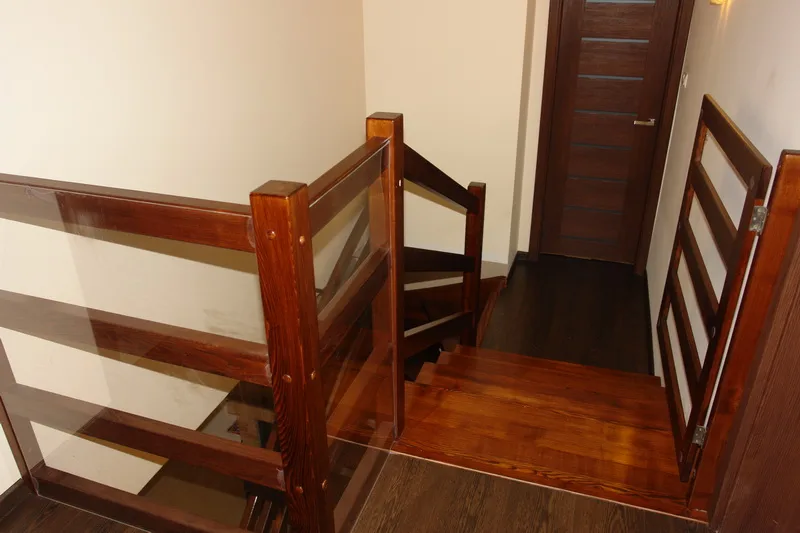 Schody gięte ażurowe z drewnianą balustradą i galerią, zdjęcie 2