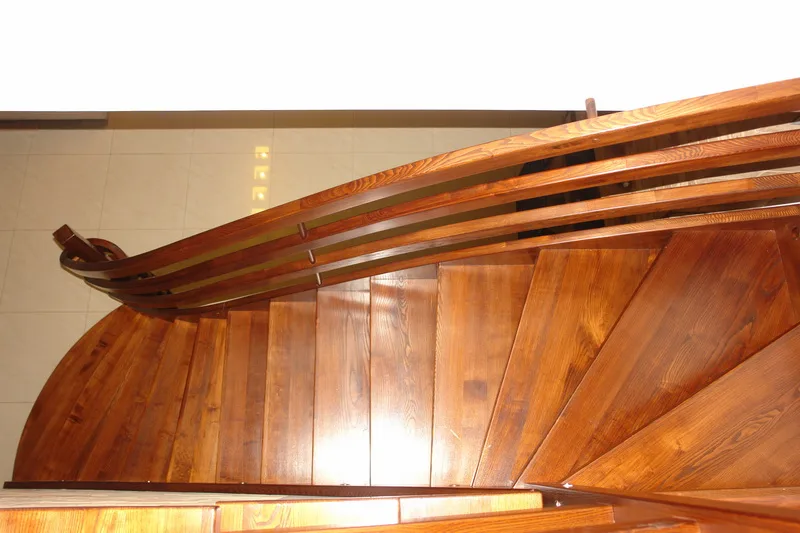 Schody gięte ażurowe z drewnianą balustradą i galerią, zdjęcie 3