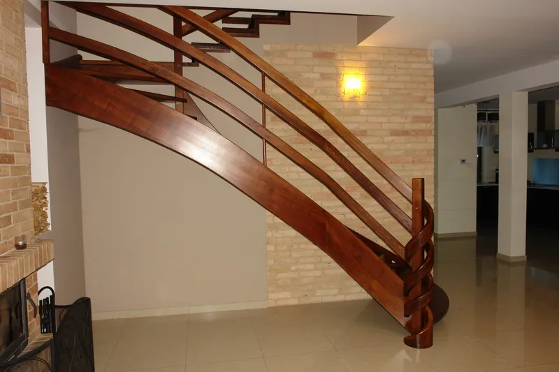 Schody gięte ażurowe z drewnianą balustradą i galerią, zdjęcie 4