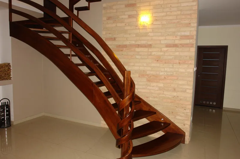 Schody gięte ażurowe z drewnianą balustradą i galerią, zdjęcie 5