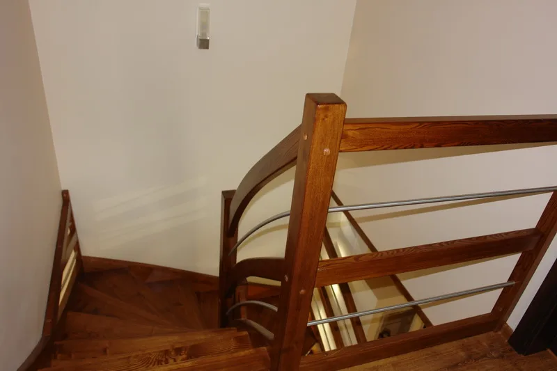 Schody samonośne zabiegowe z balustradą drewno i stal nierdzewna, zdjęcie 3