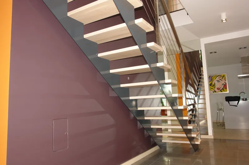 Schody metalowo-drewniane ażurowe z balustradą ze stali nierdzewnej, zdjęcie 3