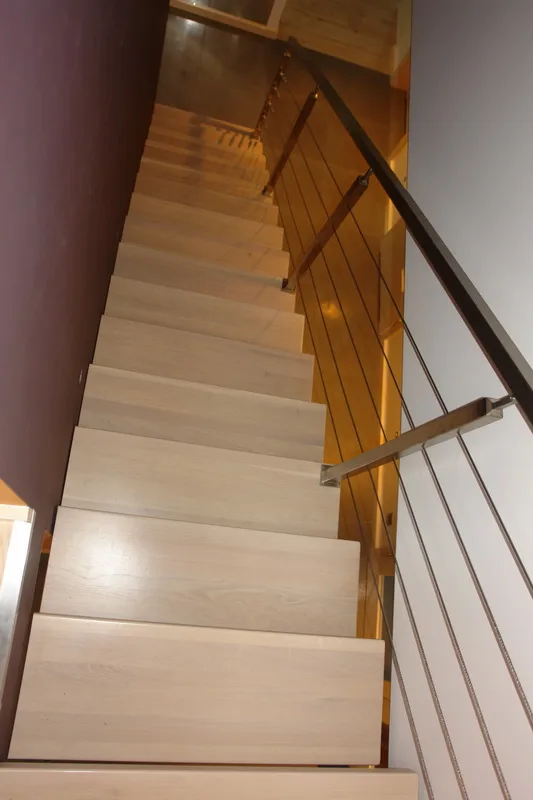 Schody metalowo-drewniane ażurowe z balustradą ze stali nierdzewnej, zdjęcie 4