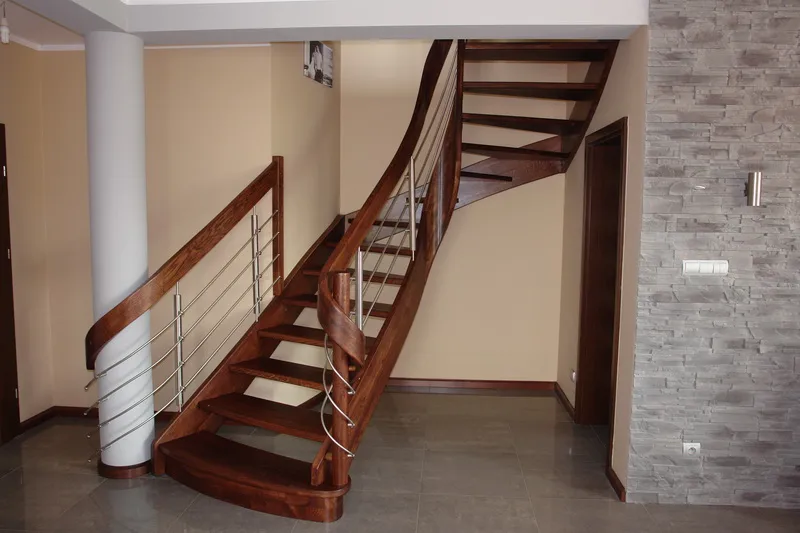 Schody gięte w ciemnym drewnie z balustradą drewno i stal, zdjęcie 1
