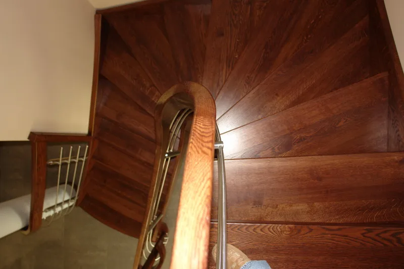 Schody gięte w ciemnym drewnie z balustradą drewno i stal, zdjęcie 3