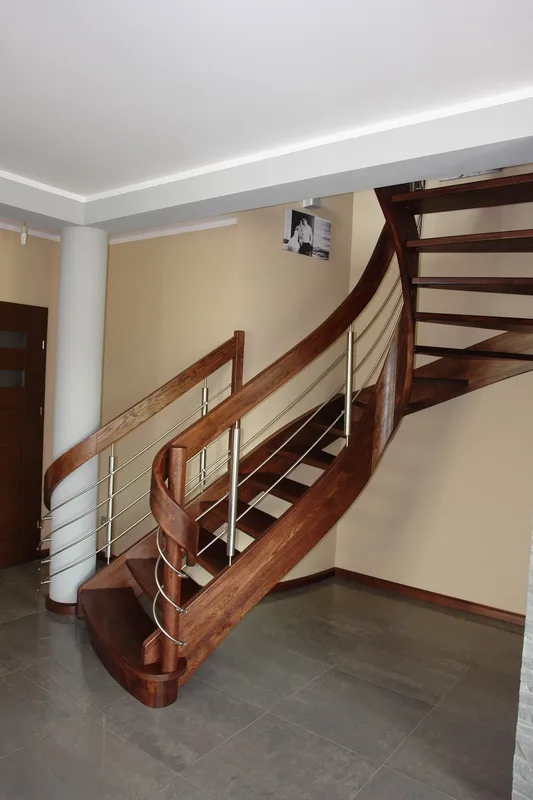 Schody gięte w ciemnym drewnie z balustradą drewno i stal, zdjęcie 5