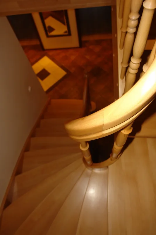 Schody gięte zabiegowe z toczonymi tralkami drewnianymi, zdjęcie 4