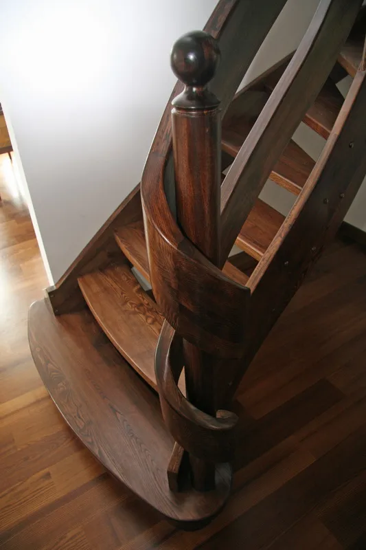 Schody gięte ażurowe w ciemnym drewnie z drewnianą balustradą, zdjęcie 4