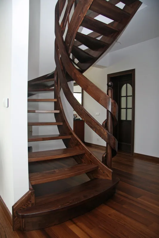 Schody gięte ażurowe w ciemnym drewnie z drewnianą balustradą, zdjęcie 5