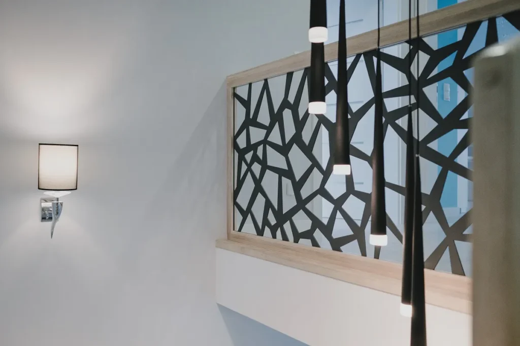 Schody dywanowe zabiegowe z balustradą stalową wycinaną laserowo, zdjęcie 3