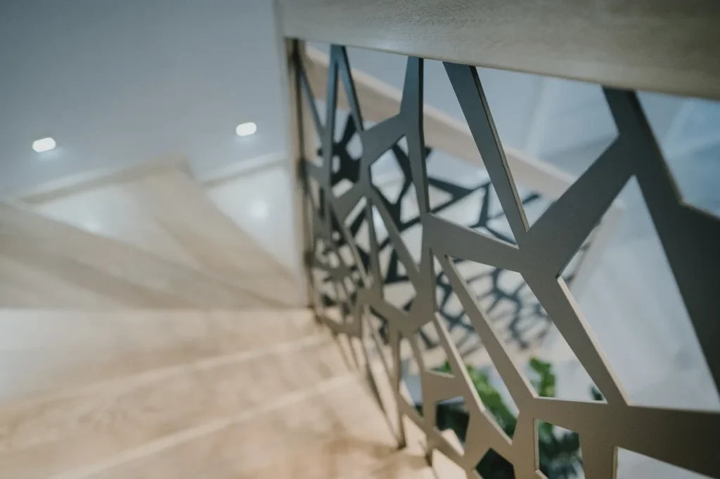 Schody dywanowe zabiegowe z balustradą stalową wycinaną laserowo, zdjęcie 4