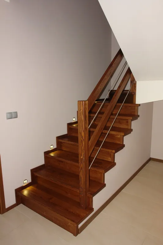 Schody dywanowe zabiegowe z balustradą drewno i stal, oświetlenie LED, zdjęcie 1