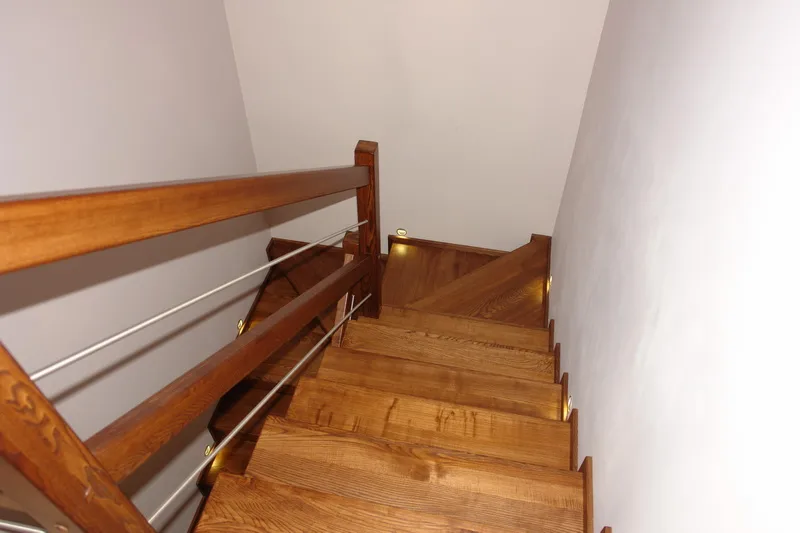 Schody dywanowe zabiegowe z balustradą drewno i stal, oświetlenie LED, zdjęcie 3
