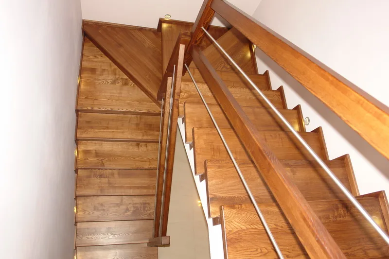 Schody dywanowe zabiegowe z balustradą drewno i stal, oświetlenie LED, zdjęcie 4