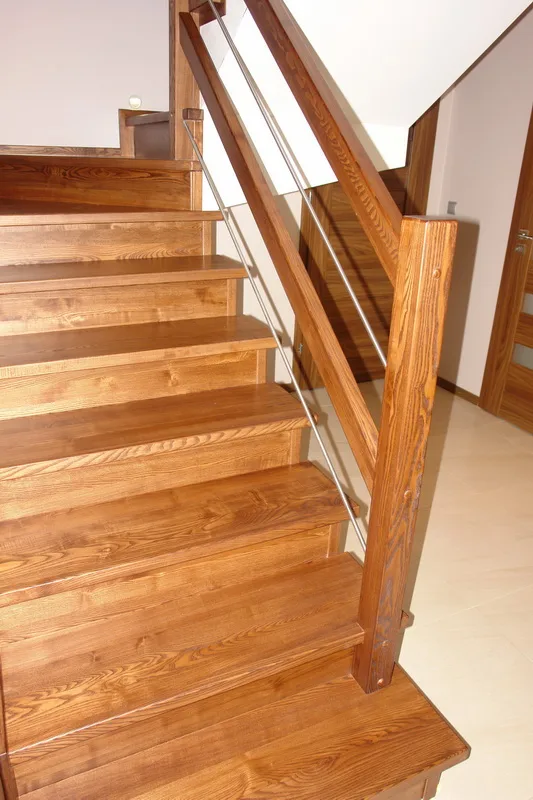 Schody dywanowe zabiegowe z balustradą drewno i stal, oświetlenie LED, zdjęcie 5