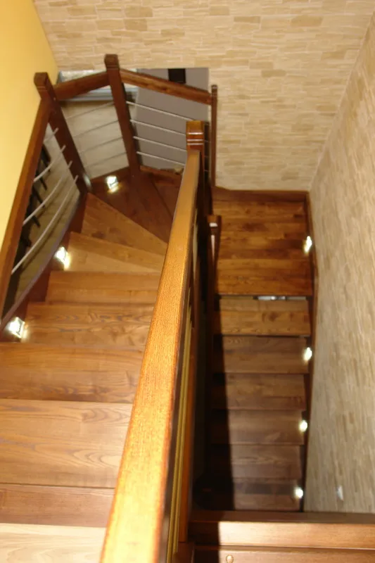 Schody ażurowe dwubiegowe z podestem i balustradą drewno ze stalą, zdjęcie 3