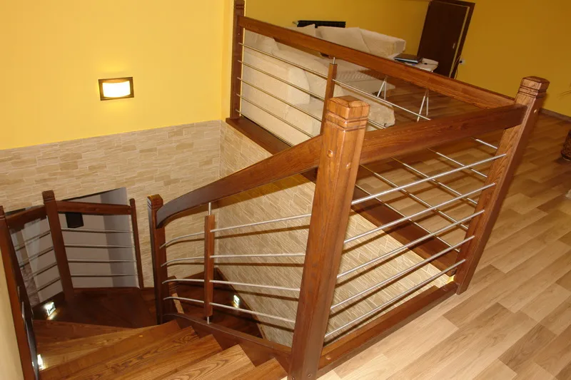 Schody ażurowe dwubiegowe z podestem i balustradą drewno ze stalą, zdjęcie 4