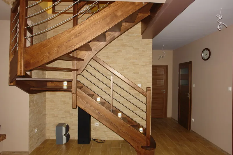 Schody ażurowe dwubiegowe z podestem i balustradą drewno ze stalą, zdjęcie 5