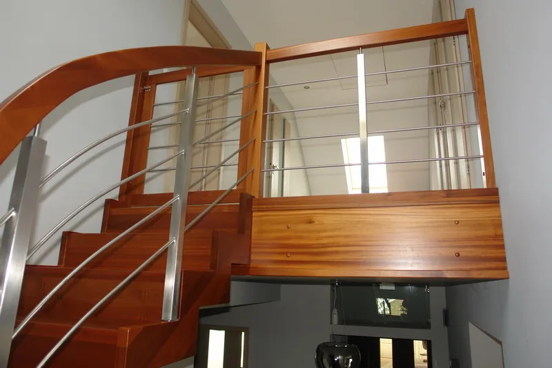 Schody dywanowe zabiegowe na poddasze z balustradą ze stali nierdzewnej, zdjęcie 3