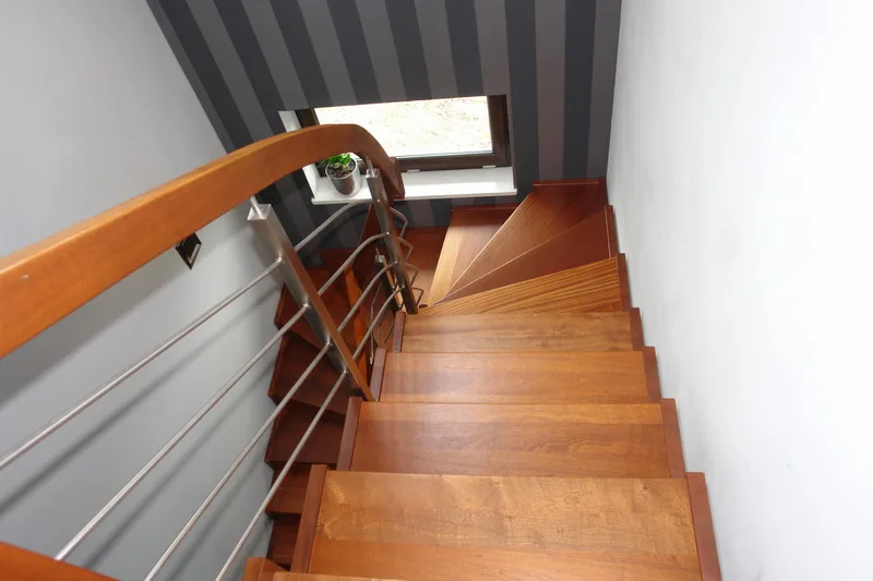 Schody dywanowe zabiegowe na poddasze z balustradą ze stali nierdzewnej, zdjęcie 4