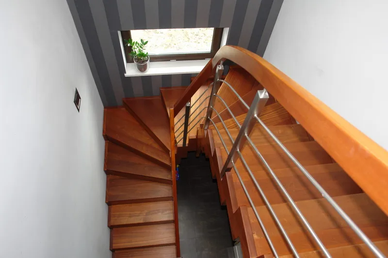 Schody dywanowe zabiegowe na poddasze z balustradą ze stali nierdzewnej, zdjęcie 5