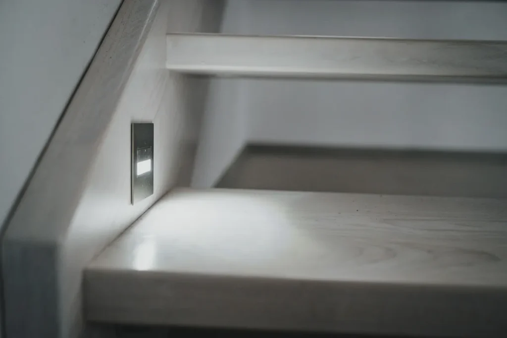 Białe schody zabiegowe z oświetleniem LED, zdjęcie 5