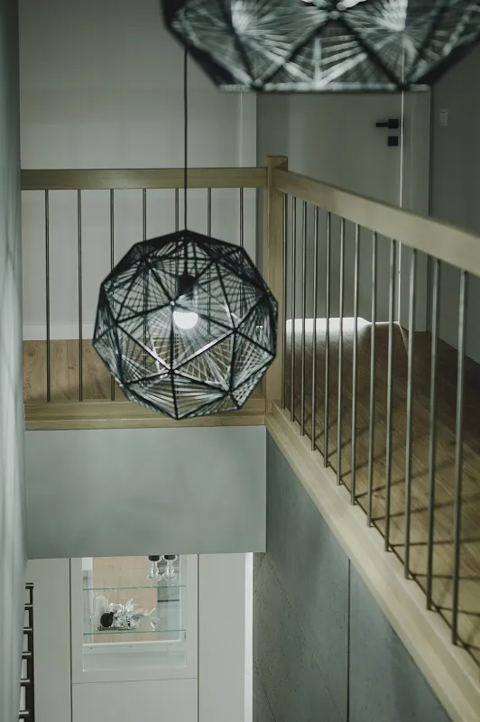 Schody dywanowe jednobiegowe z balustradą z pionowych prętów, zdjęcie 2