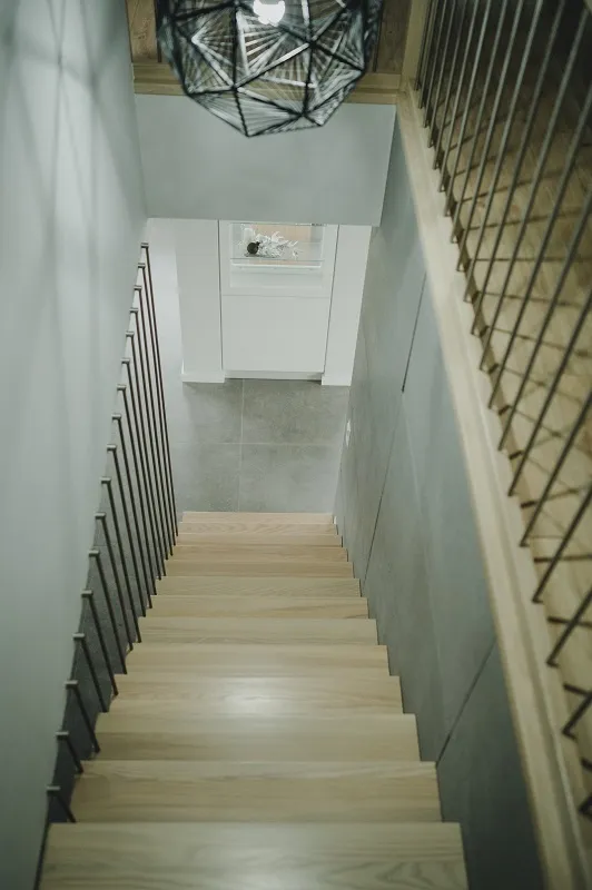 Schody dywanowe jednobiegowe z balustradą z pionowych prętów, zdjęcie 3