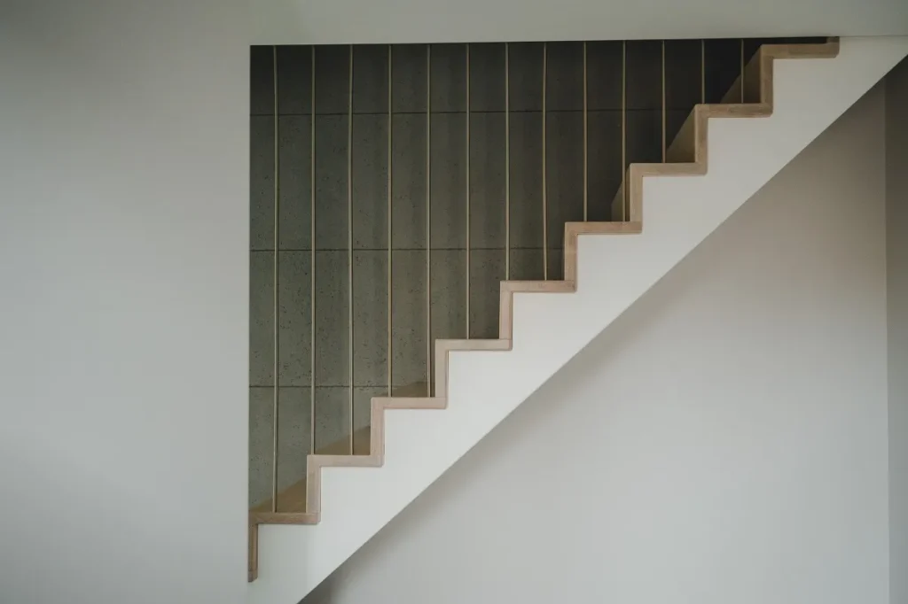 Schody dywanowe jednobiegowe z balustradą z pionowych prętów, zdjęcie 4