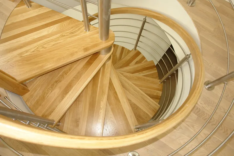 Jasne schody kręcone z balustradą ze stali nierdzewnej, zdjęcie 4