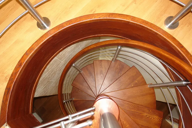 Schody spiralne w kolorze wiśni z okrągłą galerią, zdjęcie 1