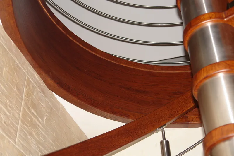 Schody spiralne w kolorze wiśni z okrągłą galerią, zdjęcie 2