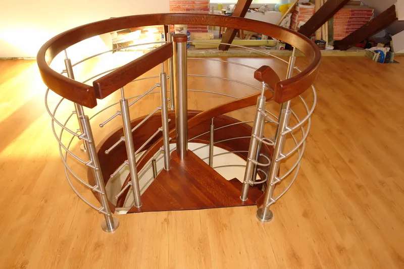 Schody spiralne w kolorze wiśni z okrągłą galerią, zdjęcie 4