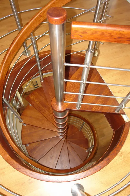 Schody spiralne w kolorze wiśni z okrągłą galerią, zdjęcie 5