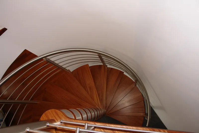 Schody kręcone z balustradą ze stali nierdzewnej i szkła, zdjęcie 2