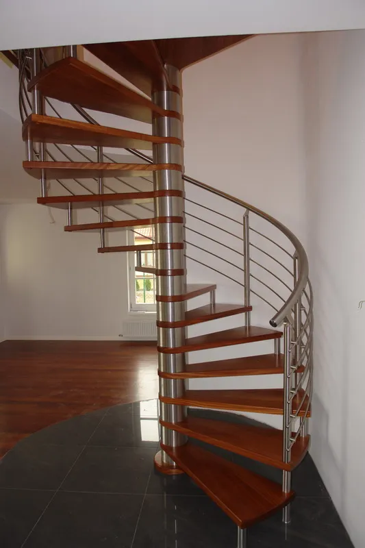 Schody kręcone z balustradą ze stali nierdzewnej i szkła, zdjęcie 3