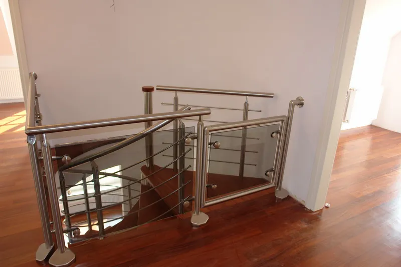 Schody kręcone z balustradą ze stali nierdzewnej i szkła, zdjęcie 4
