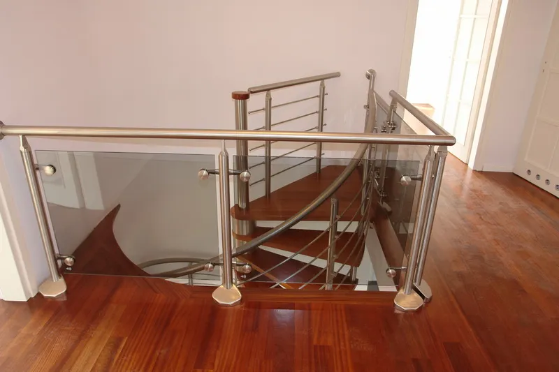 Schody kręcone z balustradą ze stali nierdzewnej i szkła, zdjęcie 5